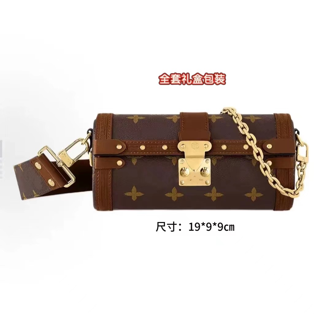 Lu Jia’s new full‑set gift box: a cylindrical, monogrammed bag with a chain‑lock closure—fashionable, versatile, and perfect for crossbody wear, in a vintage style.