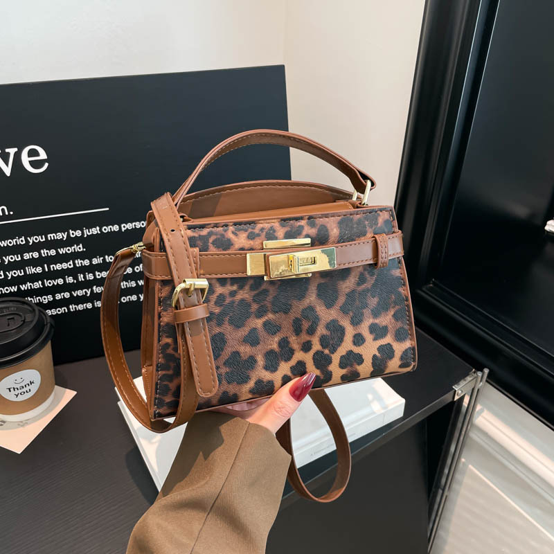 Retro embroidered handbag bag 2026 new spring and autumn fashionable Kelly bag with personalized single shoulder backpack