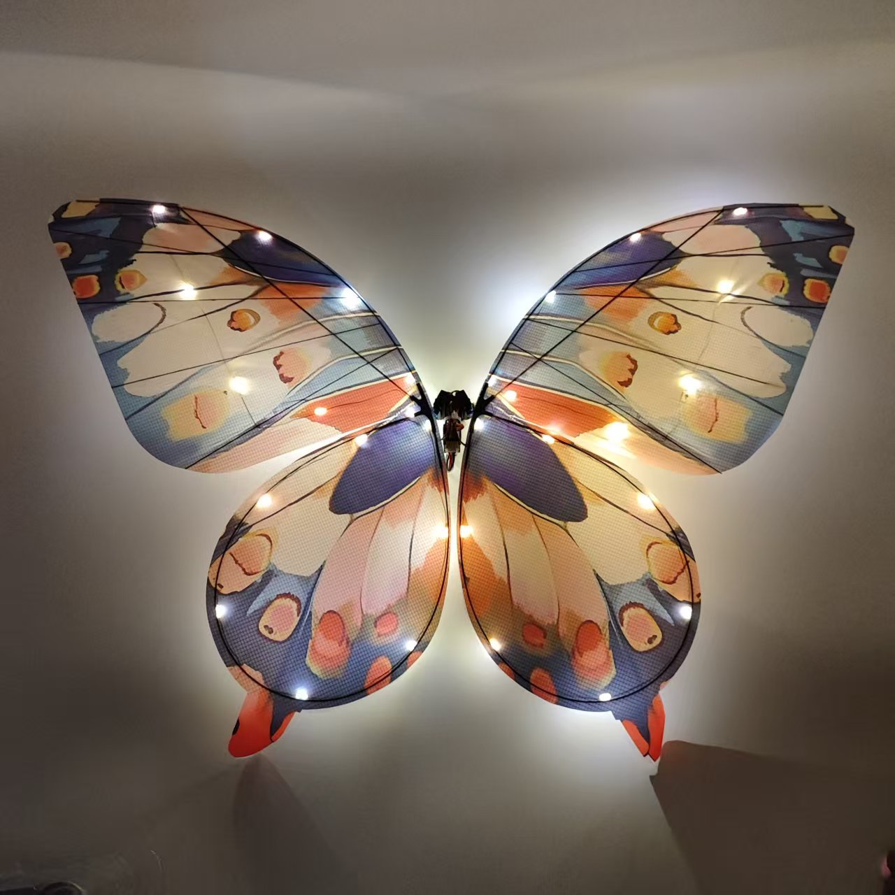 New bionic butterfly flying device: a flapping-wing butterfly, handcrafted with colorful wings, gravity-sensing remote control, and cutting-edge black technology.