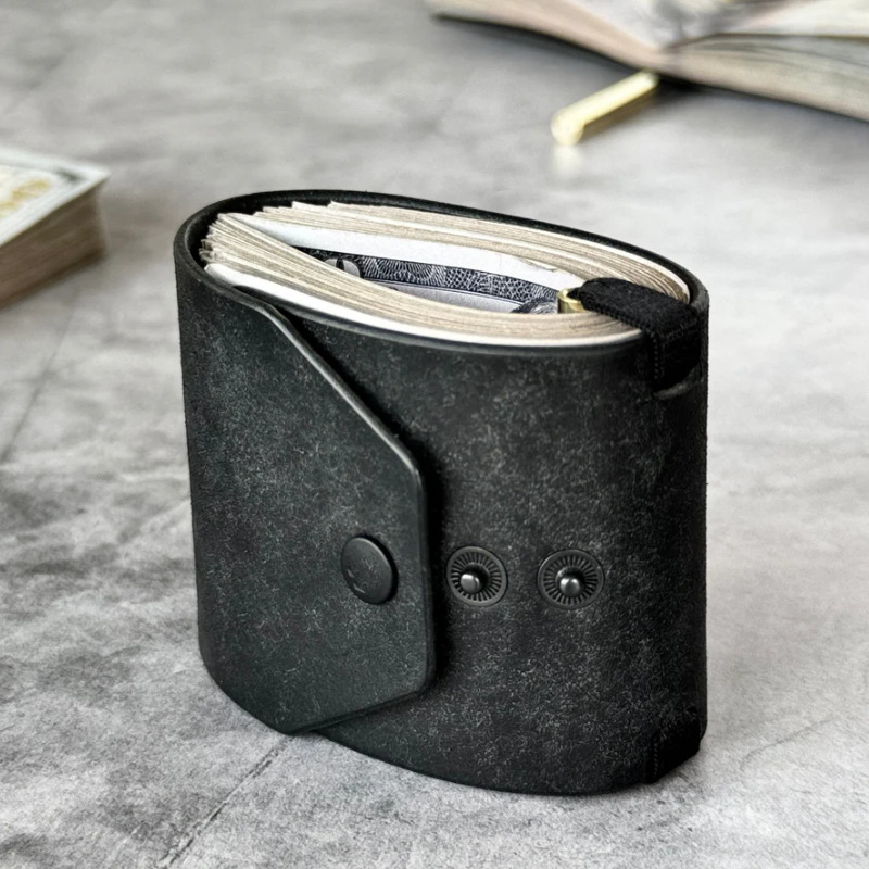 The new The Cash Wrap Wallet is a cash-wrapped wallet with a magnetic zipper, a leather note-taking bag.