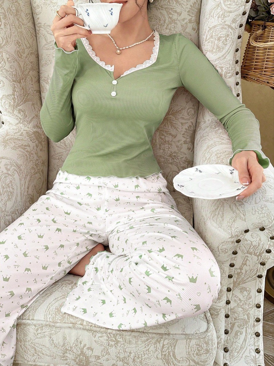 2025 new fashions European and American style lace flowered round collar crown long sleeves lady pyjamas suits home clothes