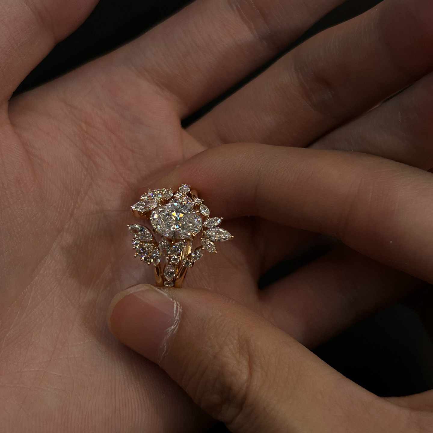 Little Red Book broke the trend of folding food rings for women with a light luxury, high-end sense of fashion design sense of rings for a change of hair