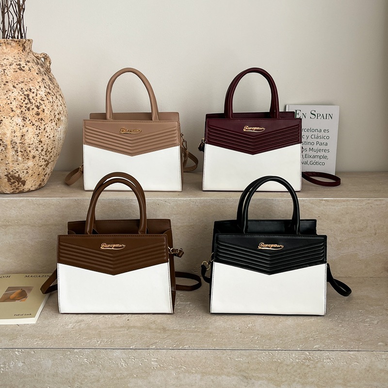 Luxury leisure and leisure luggage 2026 spring high-end handbag design with a simple slanted package European trendy bag