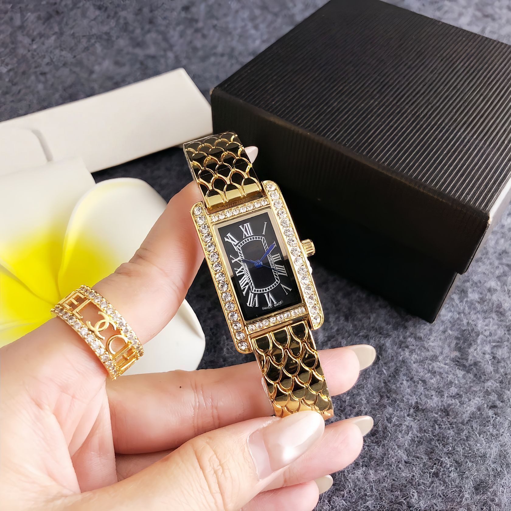 Retro-style fully diamond-studded women’s watch—solid gold steel band, black Roman dial; eye-catching, fashionable quartz watch for daily outings and dates