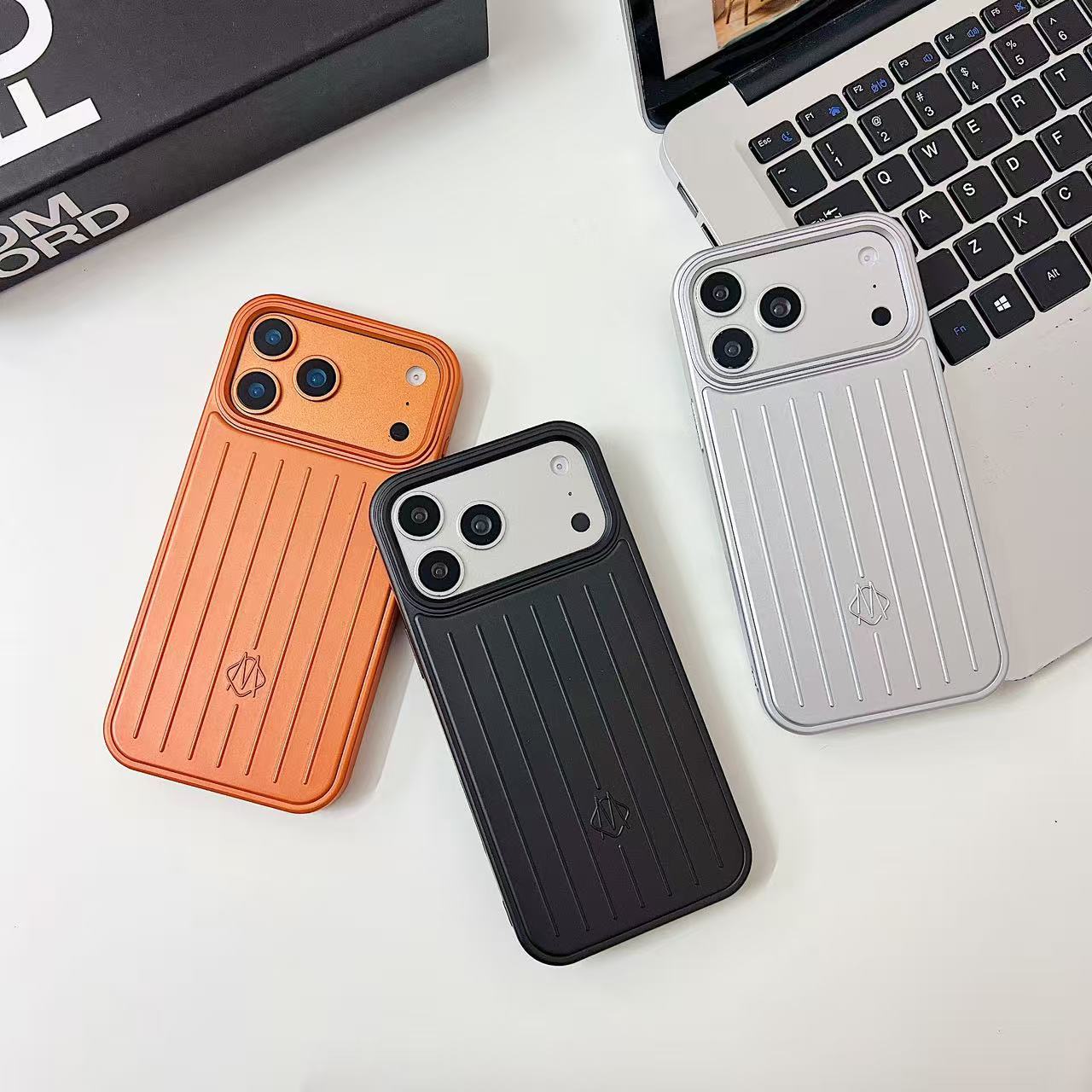 This minimalist luggage case is suitable for Apple 17 Pro Max and 16 Pro Max devices. It features a soft edge design, along with an S26U protective shell.