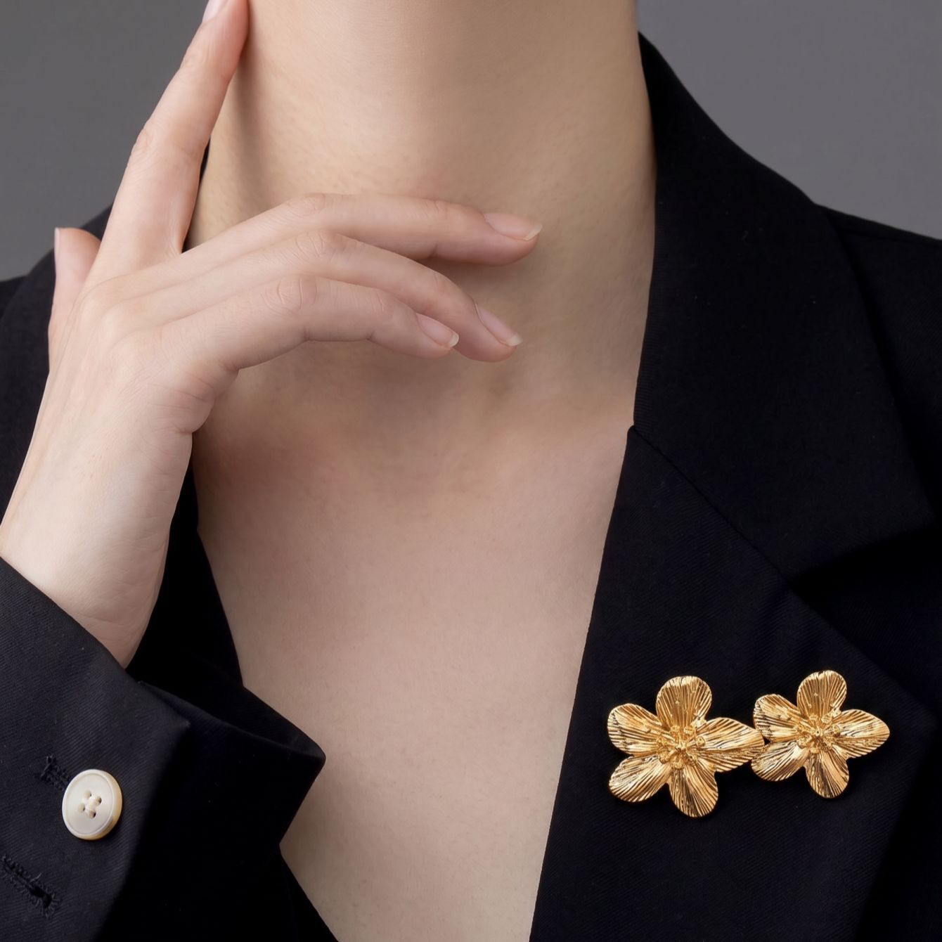 Cross-Border Best-Selling Niche Fashion Simple Small Flower Brooch, Suitable for Women’s Daily Wear and Banquet Attire, Chest Ornament Wholesale
