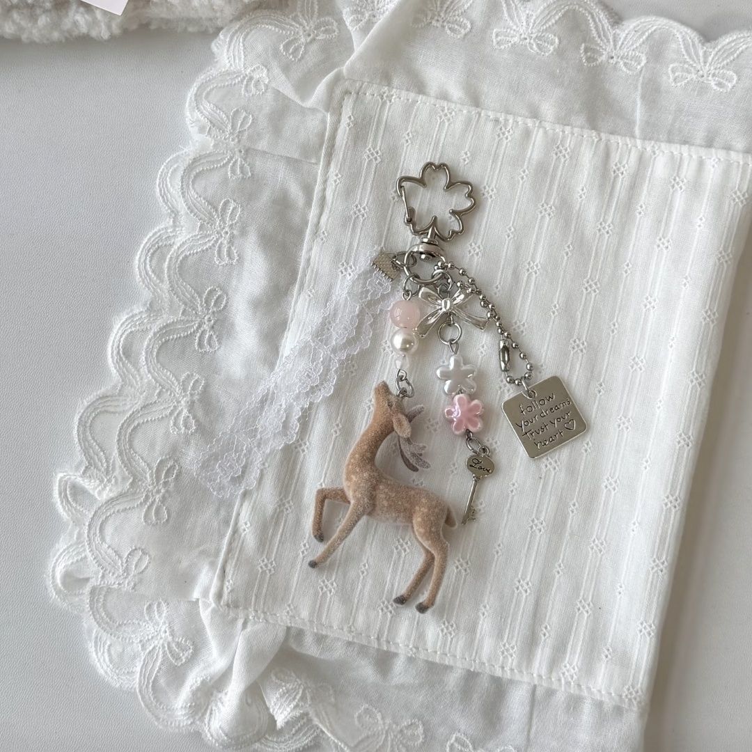 Lace deer believe in the soft pinkish-white color, like deer in the spring forest, with self-healing