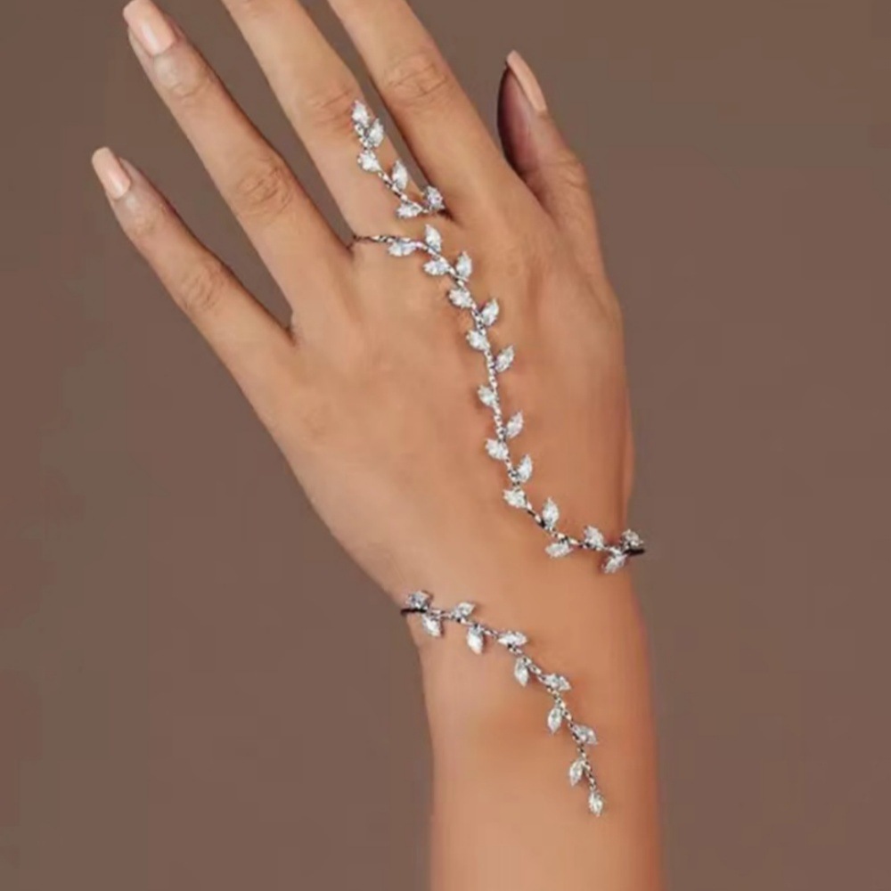 European and American best-selling zircon finger-link bracelet, bridal jewelry—simple yet luxurious, fully diamond-encrusted leaf design for the back of the hand. Bracelet.