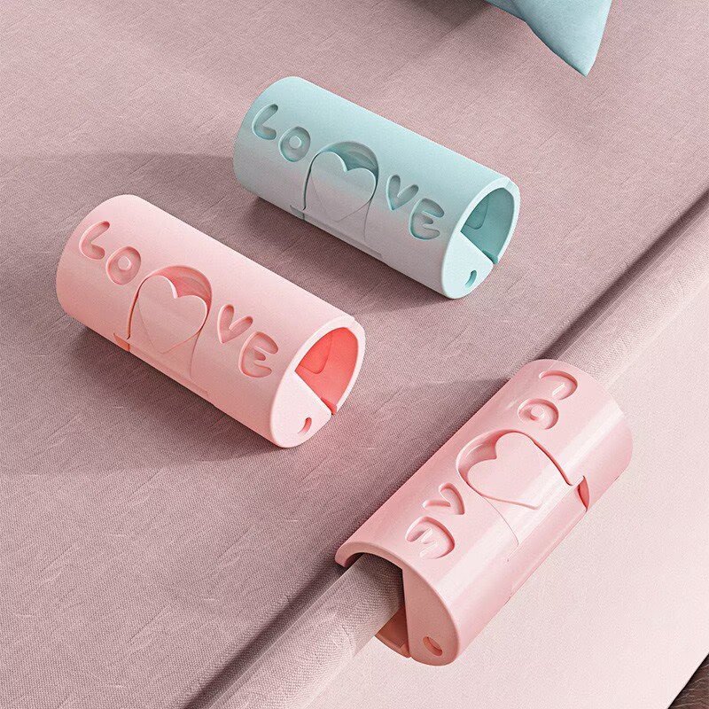 Quilt and sheet holder, needle-free safety clip—ideal for winter and summer use; thick quilt tacks, bedspread clips, and duvet cover fasteners to prevent slipping and keep items in place.