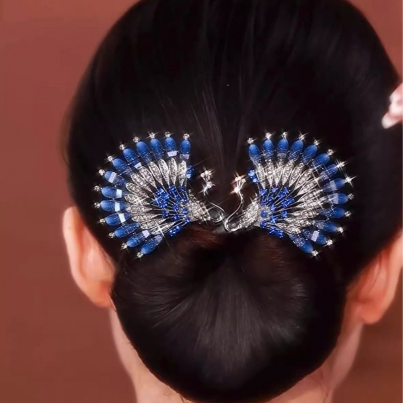 The peacock has a wide-brimmed hat, a new Chinese woman's fashion back brains, testicles, hair, a vintage Chinese dress, a flag, and a headdress.