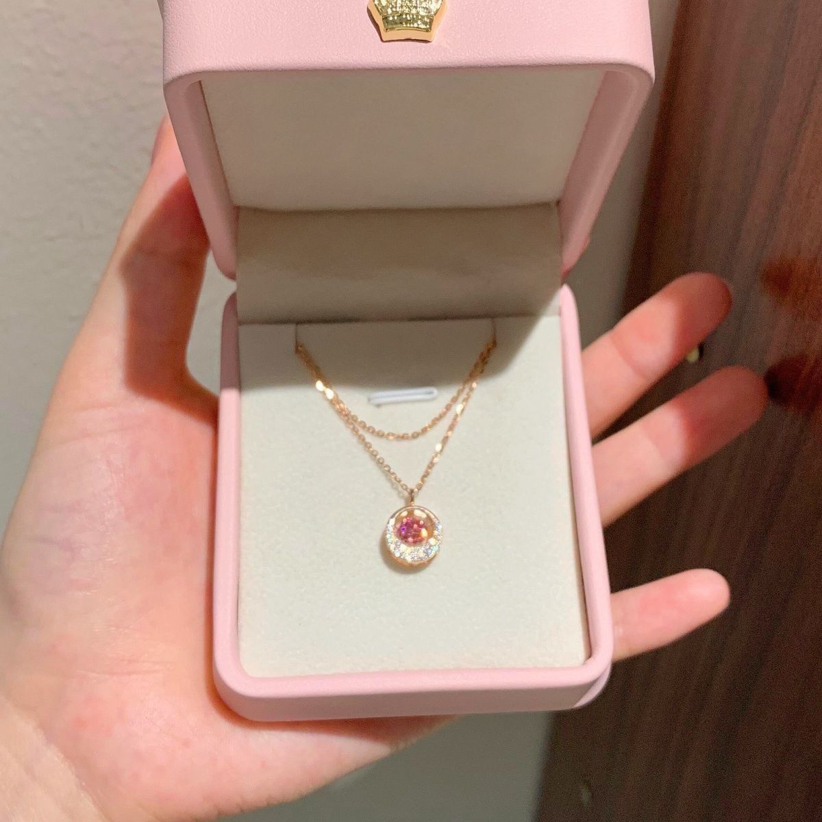 A heart-pounding gold necklace for women with a luxurious, high-fashion design style.