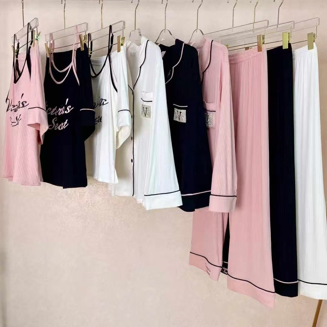 Four-piece set with chest pads, European/American-style sexy pajamas for women: lace beauty-back camisole sleep skirt, two-piece set, rhinestone-embellished robe.
