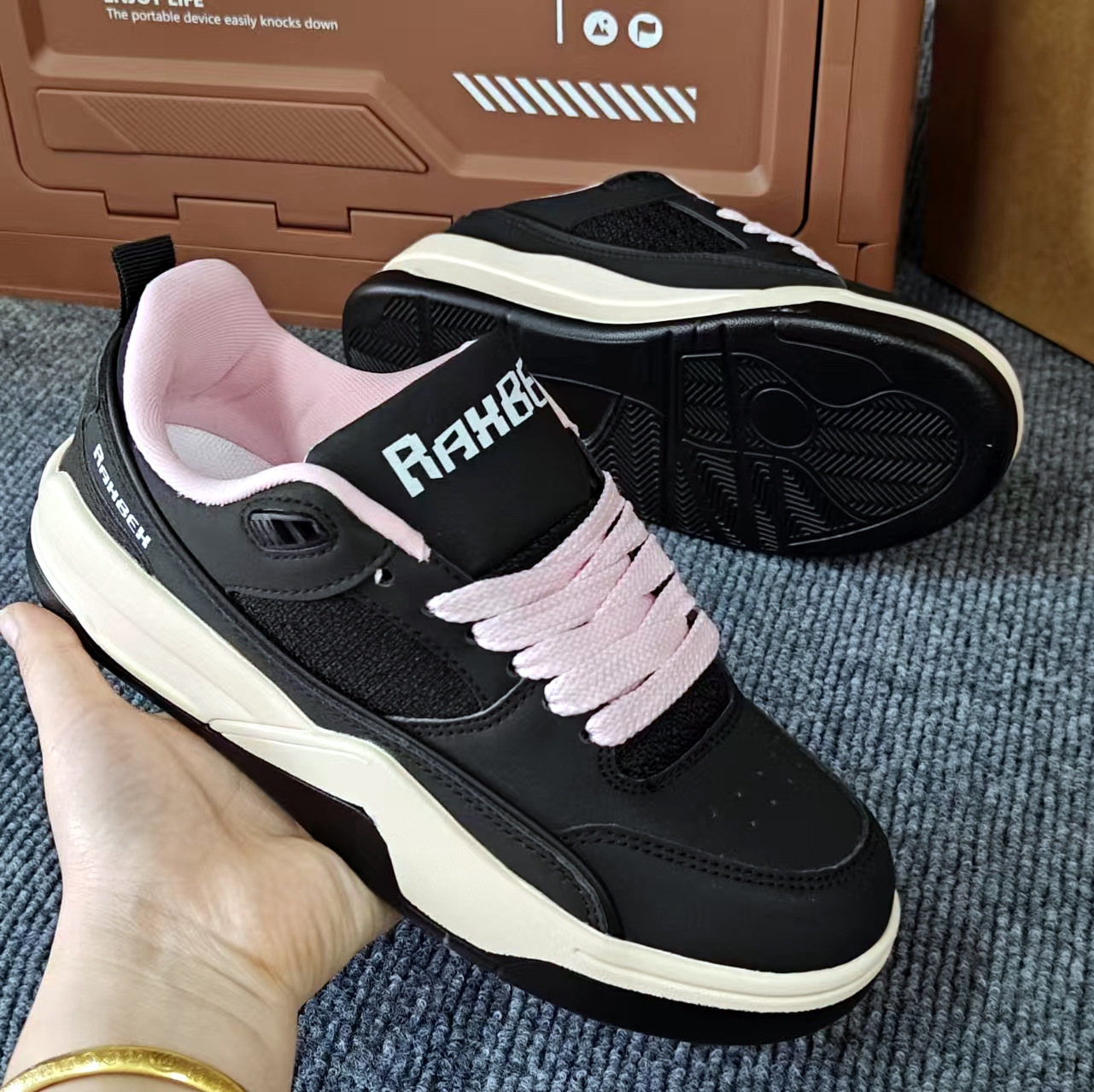 Street-style couple’s skate shoes—trendy color-block design, fashionable and versatile, unisex, casual, height-increasing, with thick soles.