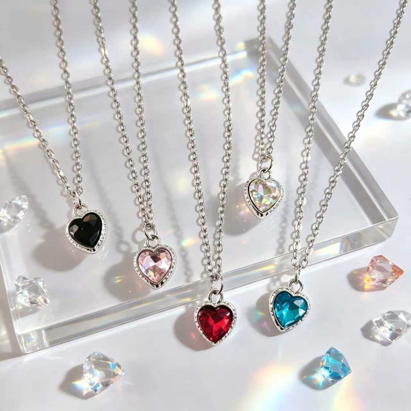 Korean-style heart pendant necklace for women—2026 new light-luxury niche design, sophisticated sweet aesthetic, clavicle chain