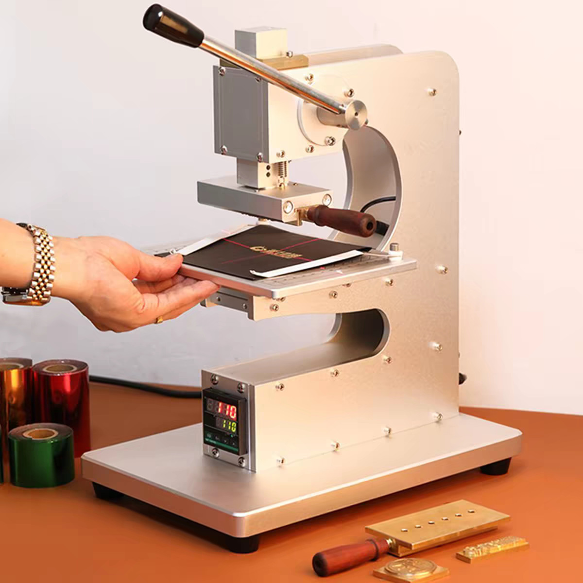 Small leather hot stamping machine, manual finished wallet, phone case, belt, leather goods hot stamping and heat pressing machine, branding iron
