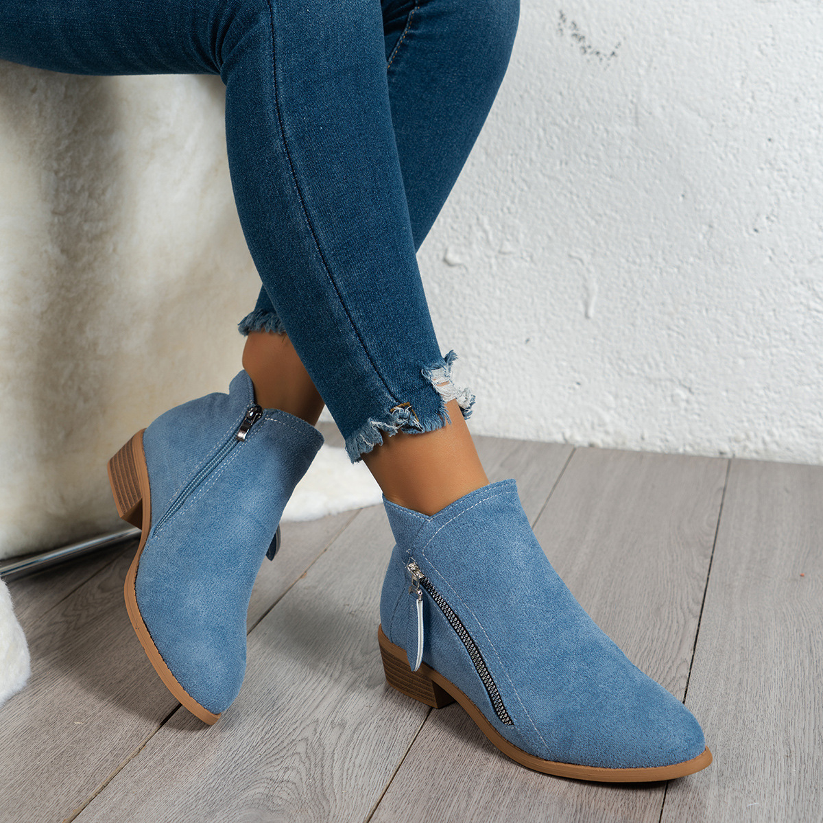2026 Winter New Low-Heel Martin Boots, Export-Grade Plus Size 43, Fashionable Women’s Boots with Side Zipper, Cross-Border Short Boots for Amazon
