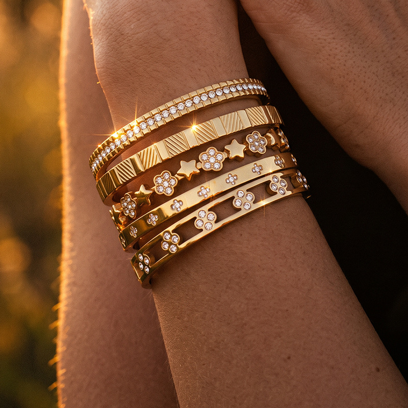 Titanium steel bracelet with diamond accents, women’s gold‑tone four‑leaf clover design, fully studded—luxury yet lightweight. European and American style, mirror‑finish, open‑clasp, colorfast.