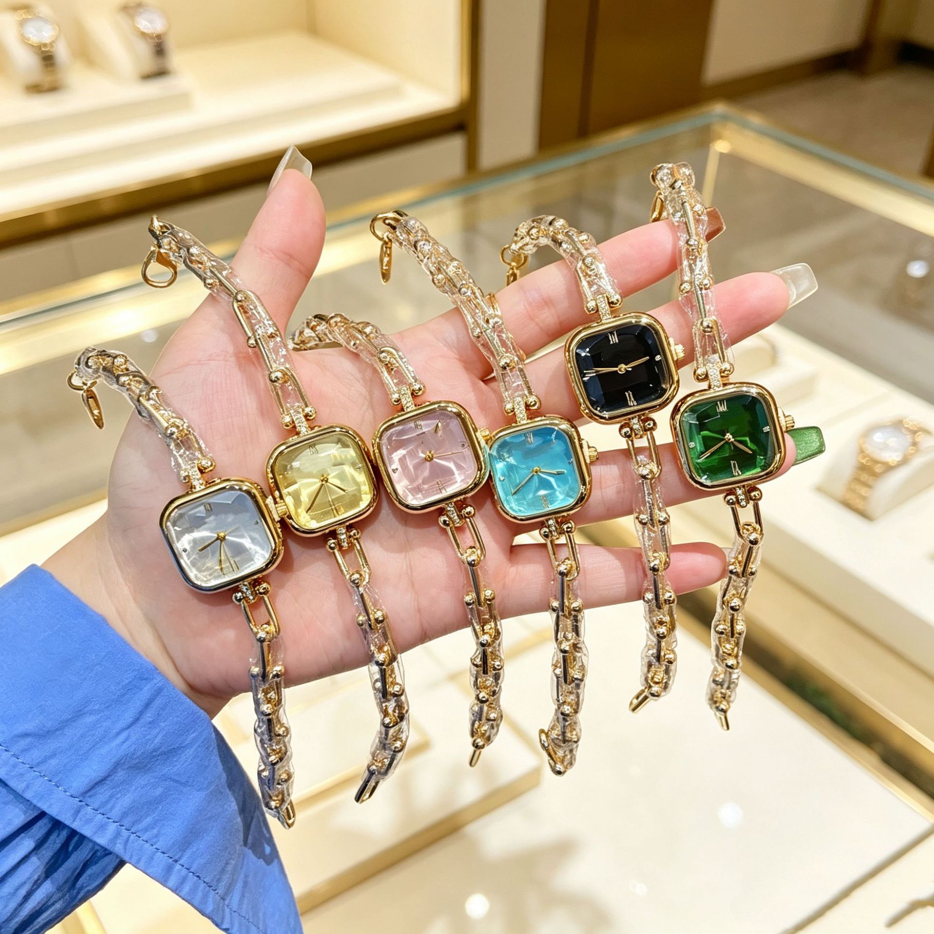 The new Chevrolet Chain Watch is a lightweight, luxurious, and creative multi-faceted square-shaped glass quartz watch chain.