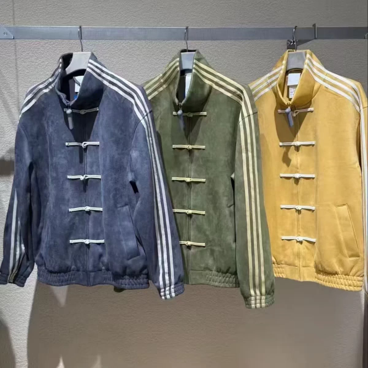 New Chinese-style flip-flops, collared leather jackets, Chinese-style three-piece sweaters, and retro men's and women's loose-fitting sports jackets