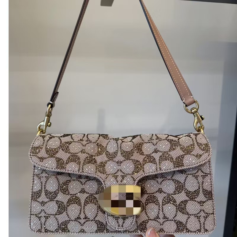 Olay's new tabby26 is a crystal-shaped one-shoulder handbag with a diamond dinner bag.