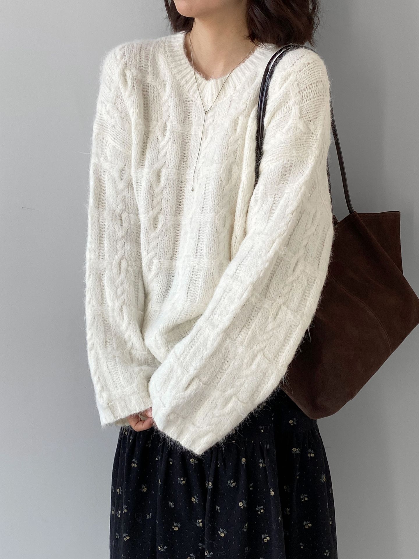 Jiangzuo Velvet Haze, Lazy-Elegant Thickened Soft Knitted Sweater for Women, Autumn/Winter Loose-Fitting Round-Neck Top 26671