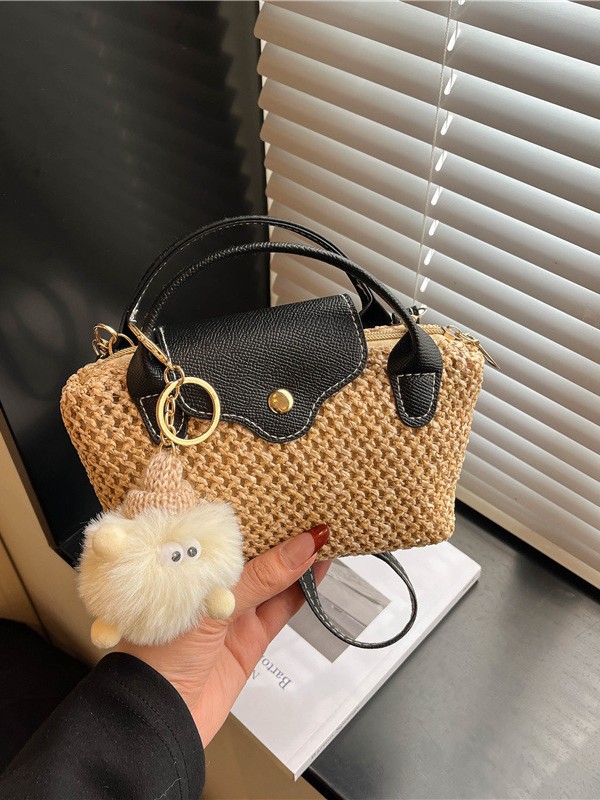 Textured, minimalist, and fashionable straw shoulder crossbody bag—casual, distinctive, new‑style 2026 trendy women’s small square bag.