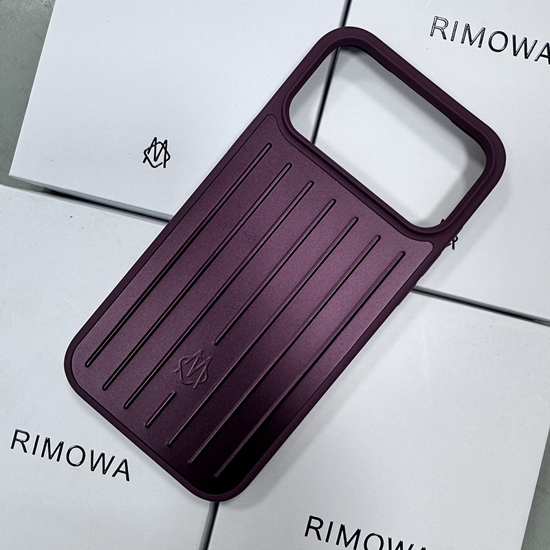 For iPhone 18 and iPhone 18 Plus the same suitcase texture is used as the case for the Apple 17 ProMax.