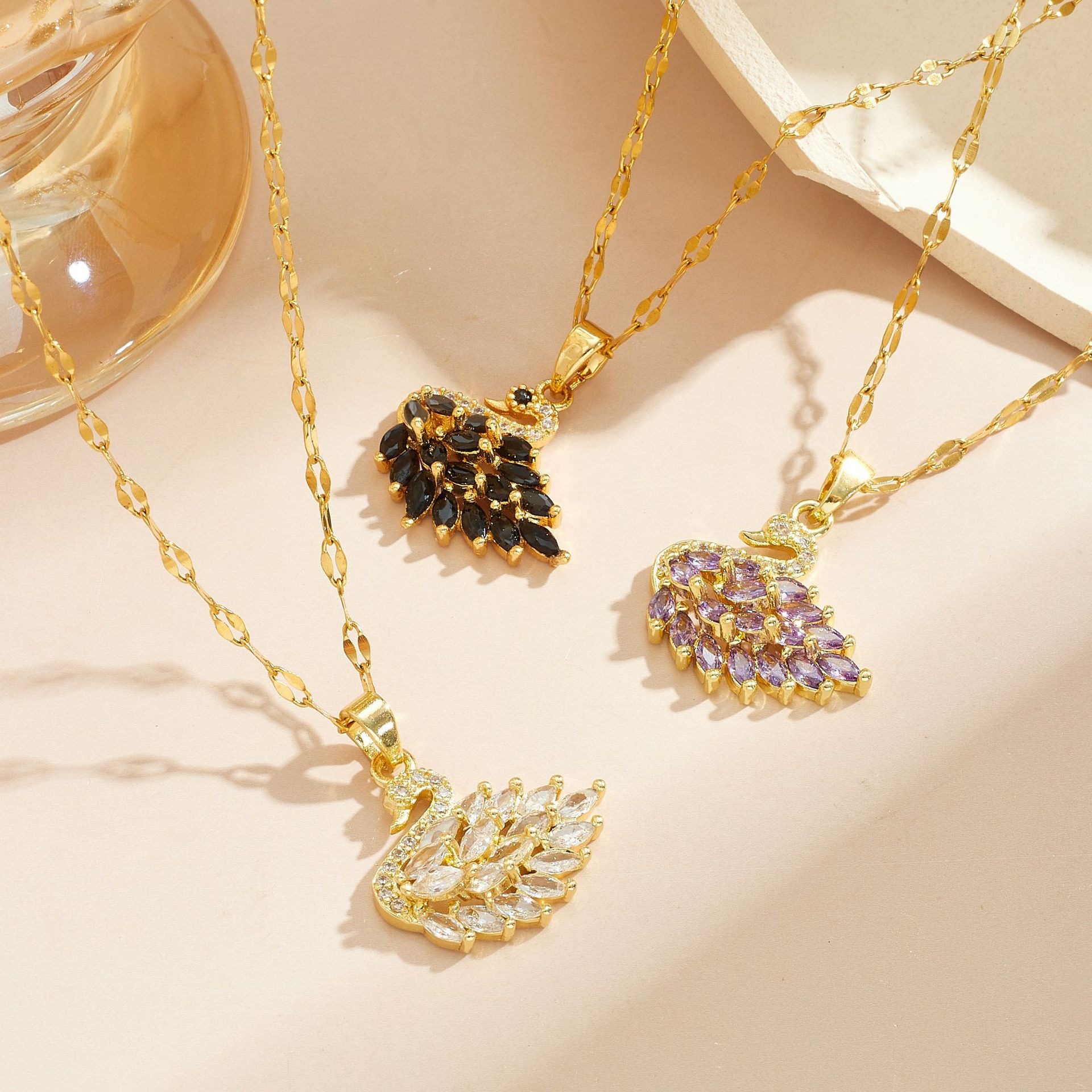 Colorful diamond-studded velvet necklace with a simple personality instilled in the high-end feel of the copper pendant lock-skeleton accessories