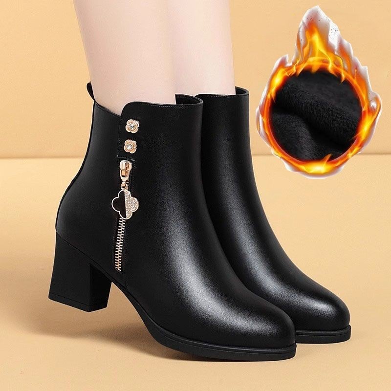 Cross-border 2026 round-toe chunky-heel ankle boots, women’s fall/winter new style with side zipper and rhinestone pendant; mid‑age mom leather boots with fleece lining.