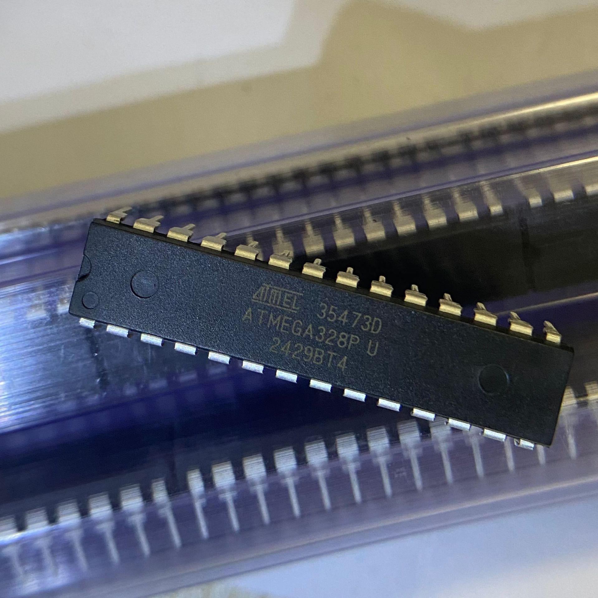 Brand-new in stock, through-hole ATMEGA328P-PU DIP28, 32 KB, 8-bit microcontroller chip