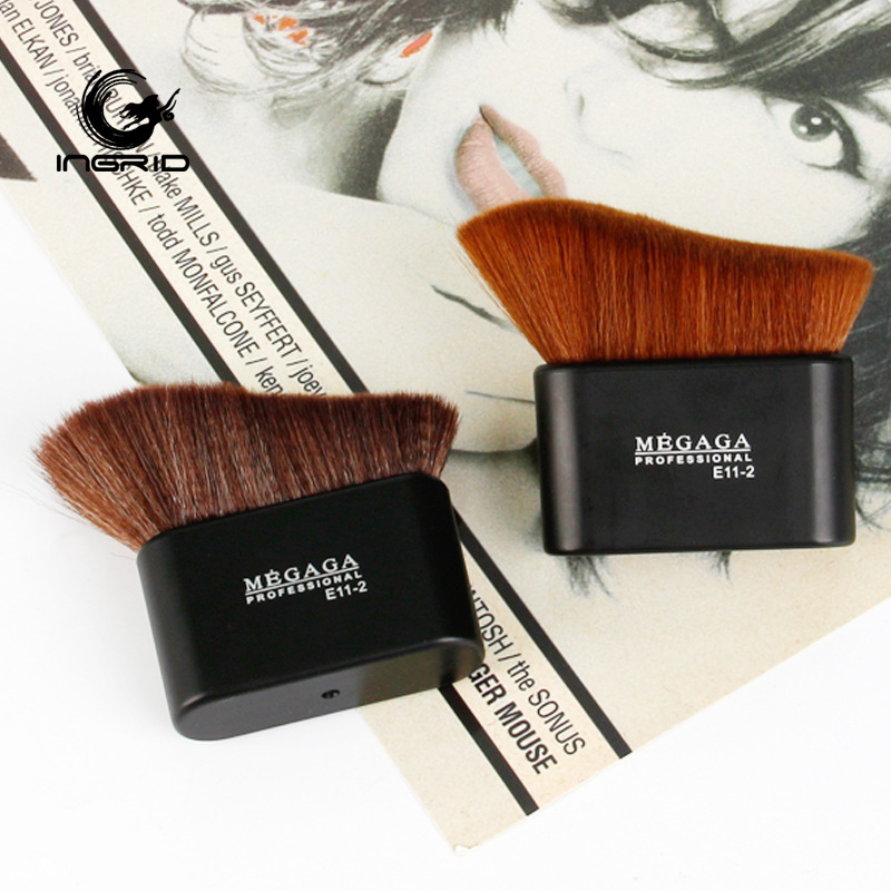 Beauty tool: large makeup brush with black base, featuring a flat‑angled design for contouring and foundation application. Made from soft fibers, portable and easy to carry.
