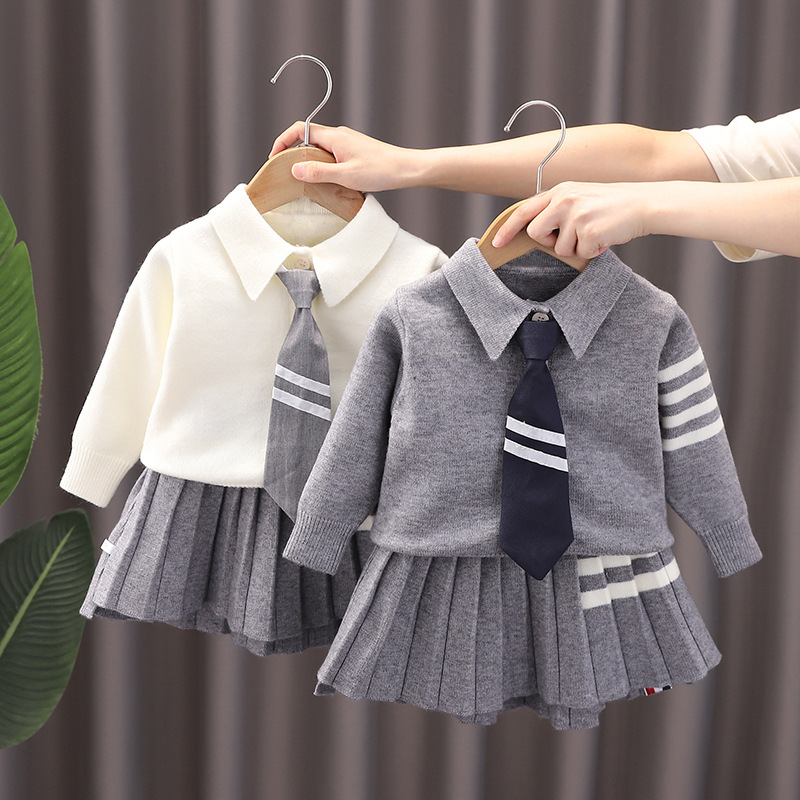 A sweatshirt set for girls, a new style for the fall and winter, a new style for the college, and two sets of red suits for girls.
