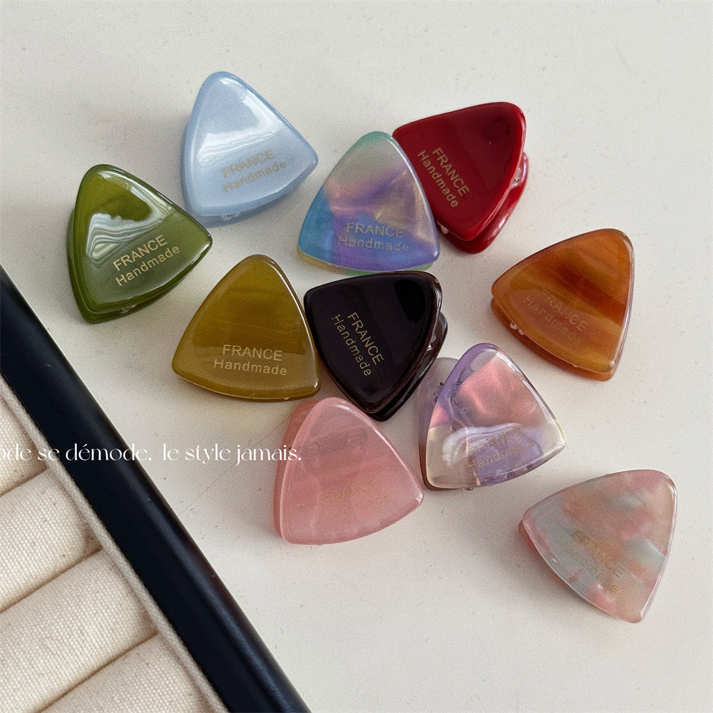 Korean-style gold-label acetate small triangular cute versatile princess mini grabber, everyday hair accessory, new style.