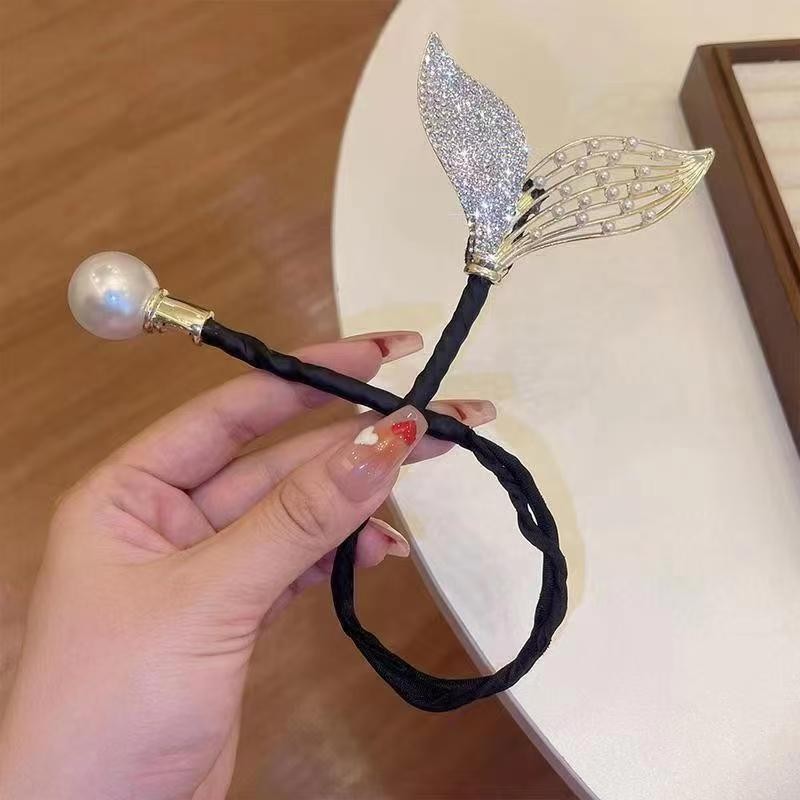 The design is lightweight and luxurious, while the hairstyle is low-cut and low-cut.