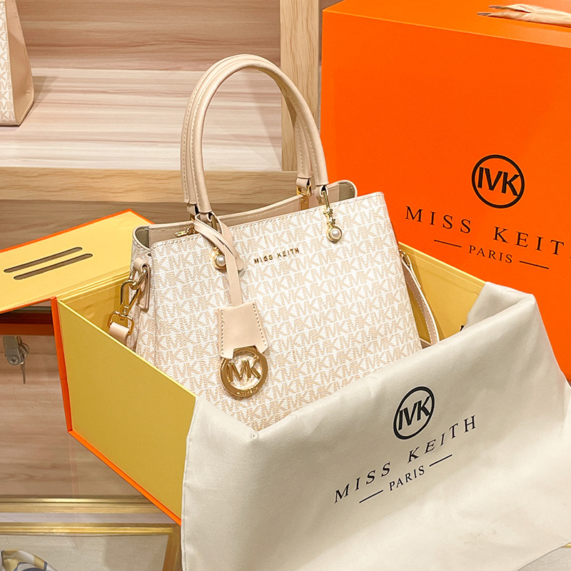 New Luxury‑Style Women’s Handheld Bag: Lightweight yet Elegant, Chic Crossbody, Commuter‑Friendly, with a Premium Feel—Large Capacity, High‑Quality Texture.