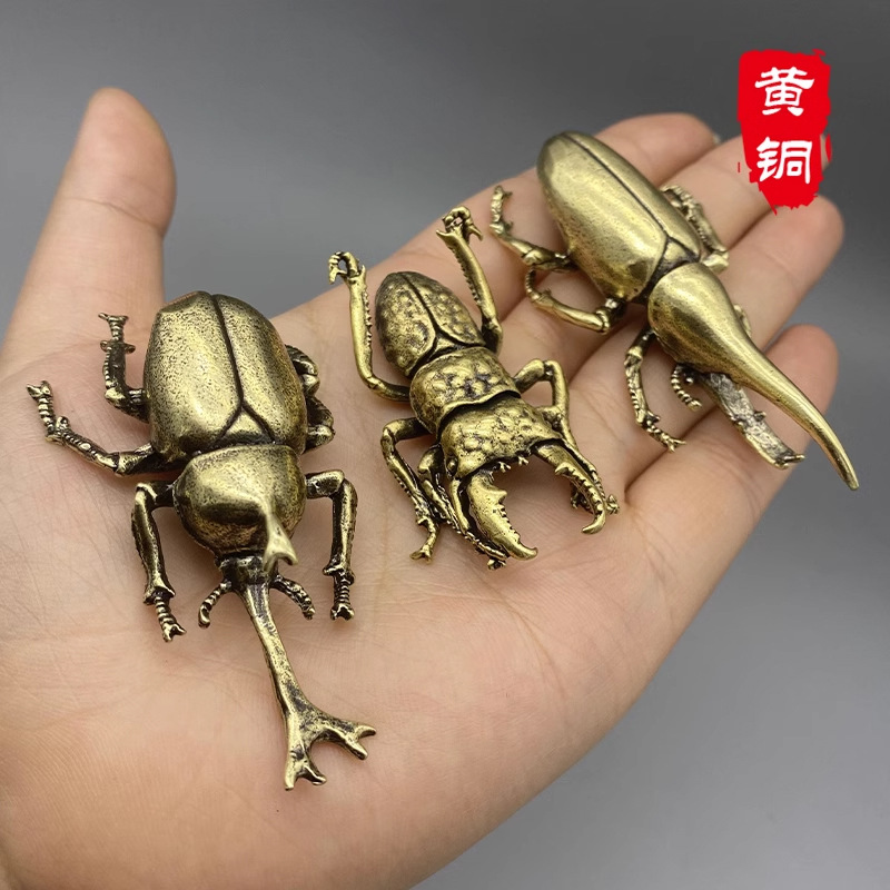Brass desktop ornament—beetle insect tea pet, vintage aged‑copper craft, ideal as a gift or hand‑held collectible.