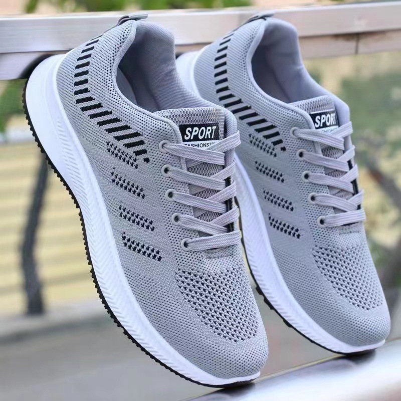 Four-season new men’s flyknit mesh sports shoes—fashionable, versatile, breathable, casual, and comfortable walking shoes.