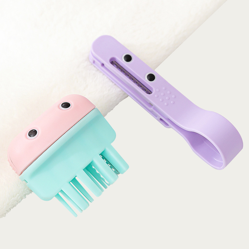 Cartoon hair trimmer, manual hair grooming tool for trimming bangs and ends, thinning, suitable for adults and children, portable home-use comb.