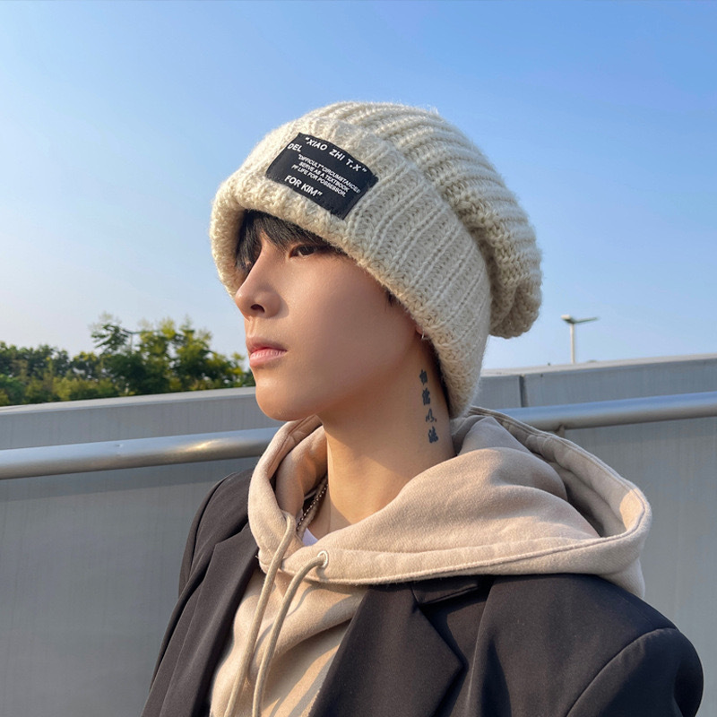 In the winter, a pair of knitted hats, a cool hat, a warm and relaxed hat, a large head scarf, and a face mask are suitable for both men and women.