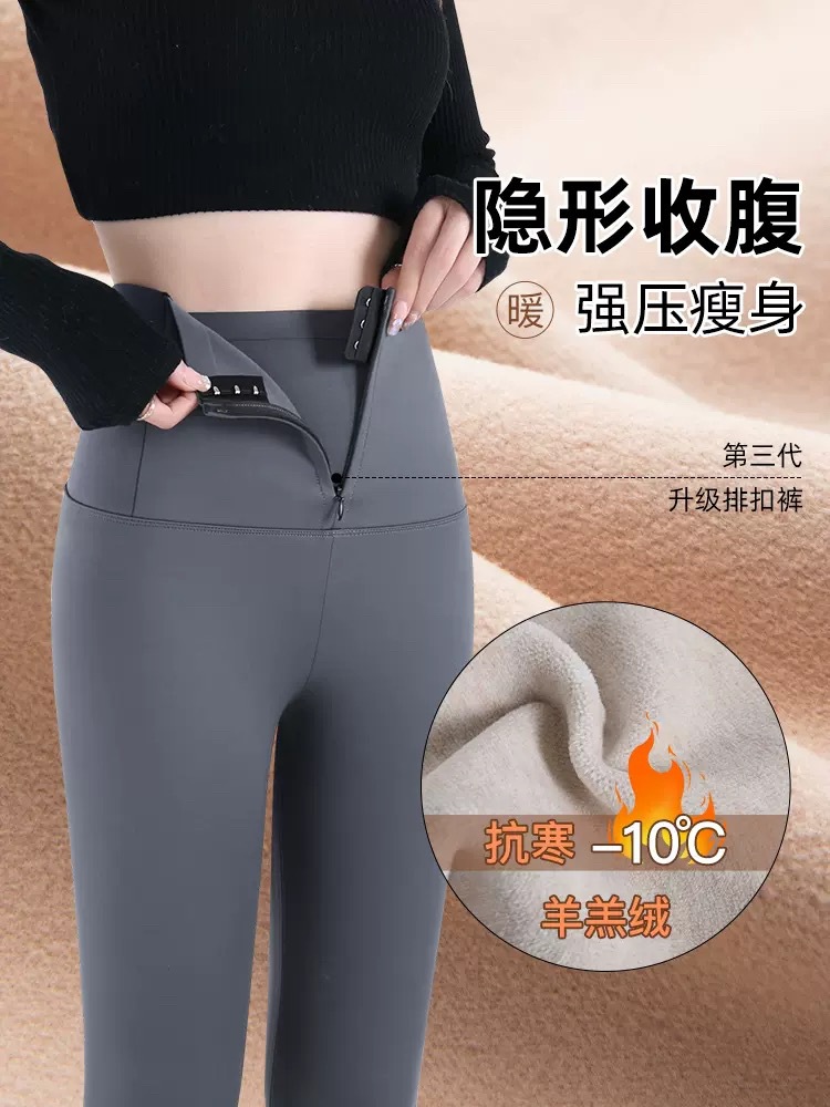 She wears a thick-bodied jacket and a high-waisted jacket in autumn and winter.