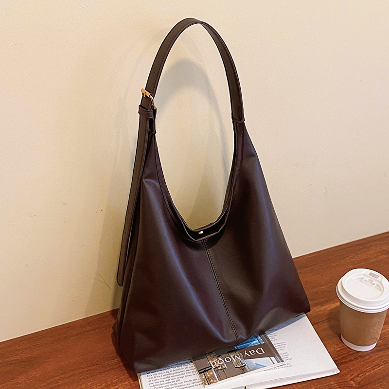 Retro commuter textured shoulder bag for women, 2025 trendy Korean-style elegant underarm bag, fashionable women’s tote