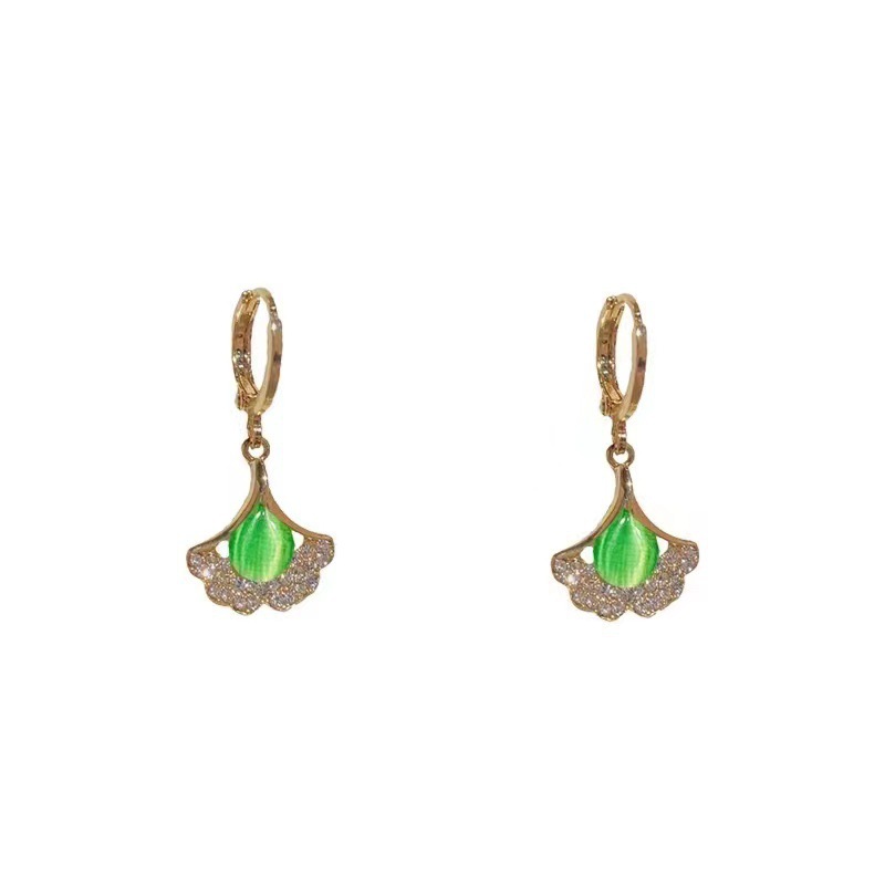 The three-year-old has an almond earring with a high sense of light luxury earrings.