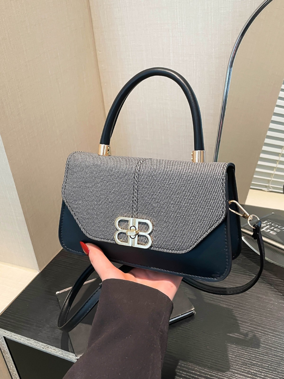 Color-block lock‑closure design, Korean‑style urban minimalist vintage small tote bag; new fashionable women’s shoulder and crossbody bag.