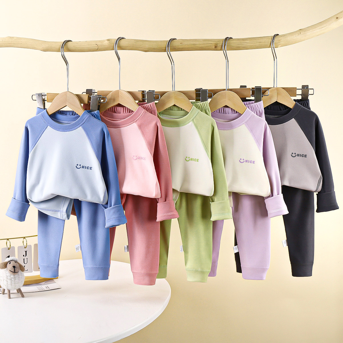 Children’s thermal flannel homewear set for autumn and winter—boneless long-sleeve tops and bottoms, pajamas, and underwear for boys and girls, infants, and babies.