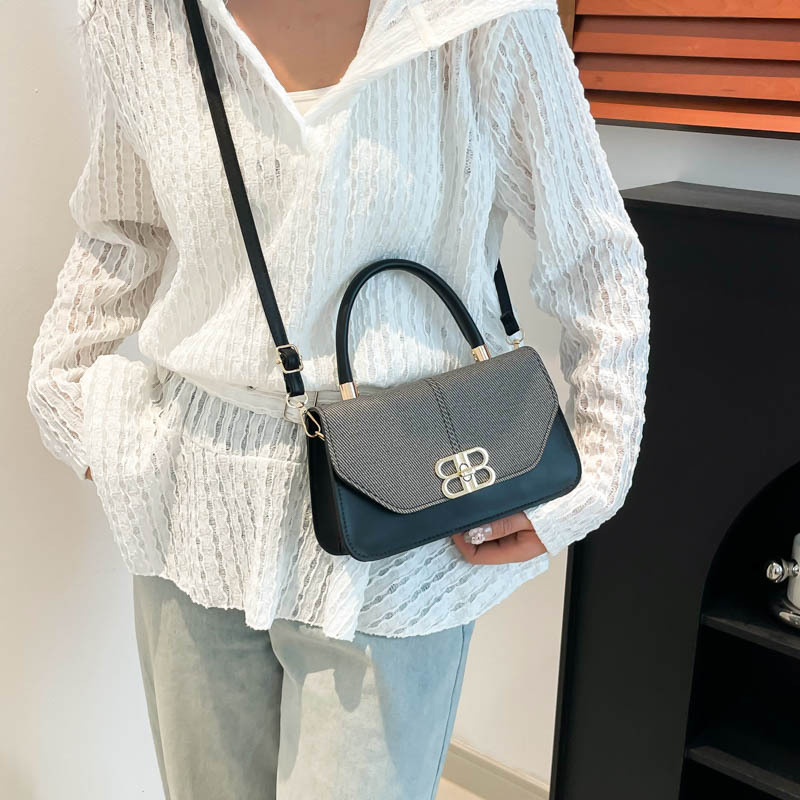 Retro-style small square tote bag with a high-end design, 2025 summer new arrival—elegant, niche, and sophisticated shoulder/crossbody bag.