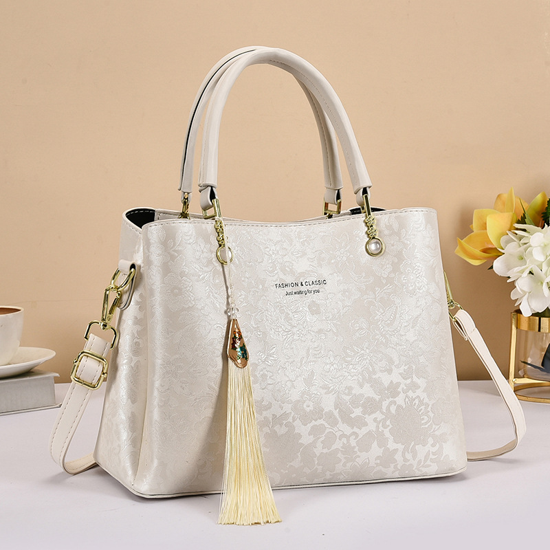 High-end women’s large bag, fashionable and chic handbag, versatile and spacious crossbody style—elegant and sophisticated, perfect for socialites.