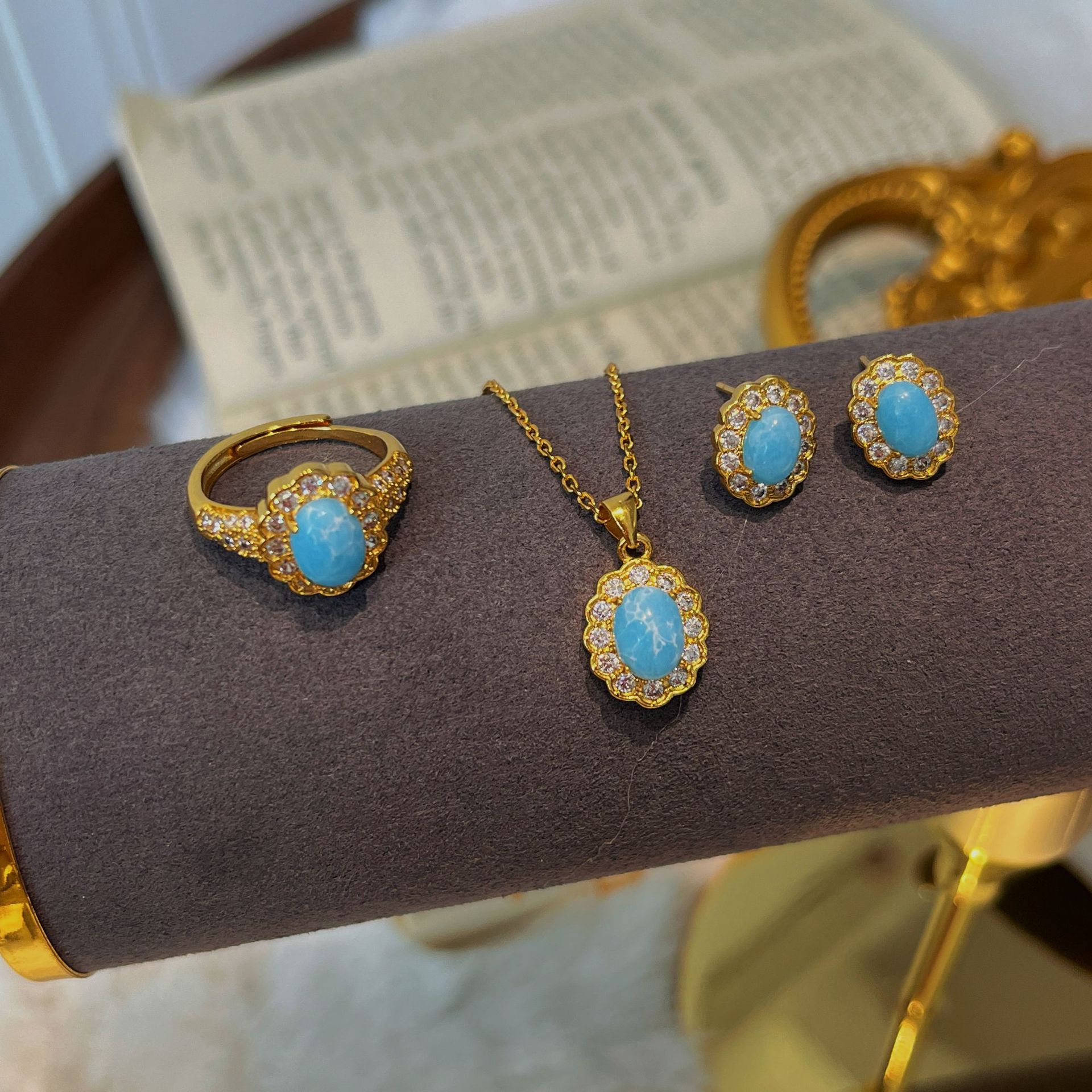 New Retro Howlite Pendant Necklace Set for Women, Niche Light Luxury, Whitening Blue Clavicle Chain, Ring, and Earrings