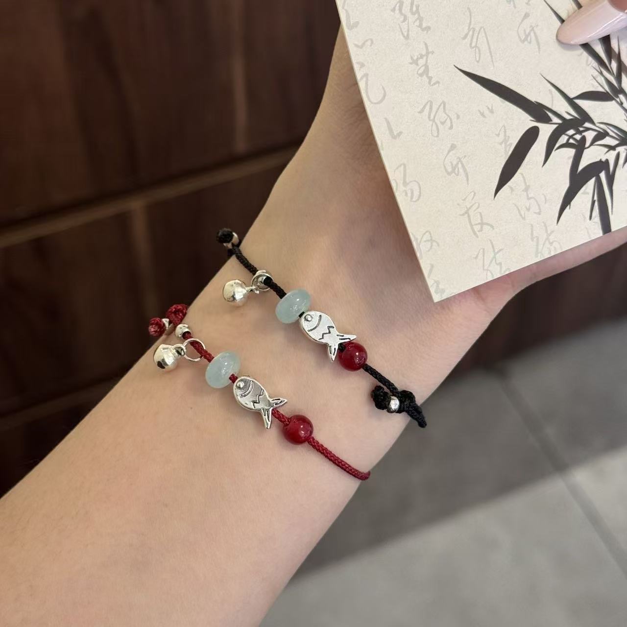 Beach‑side butterfly bamboo, bamboo‑segment leaves, red‑cord small fish wrist rope, hand‑woven bracelet—handcrafted Chinese‑style braid, simple design, perfect gift for couples or best friends.