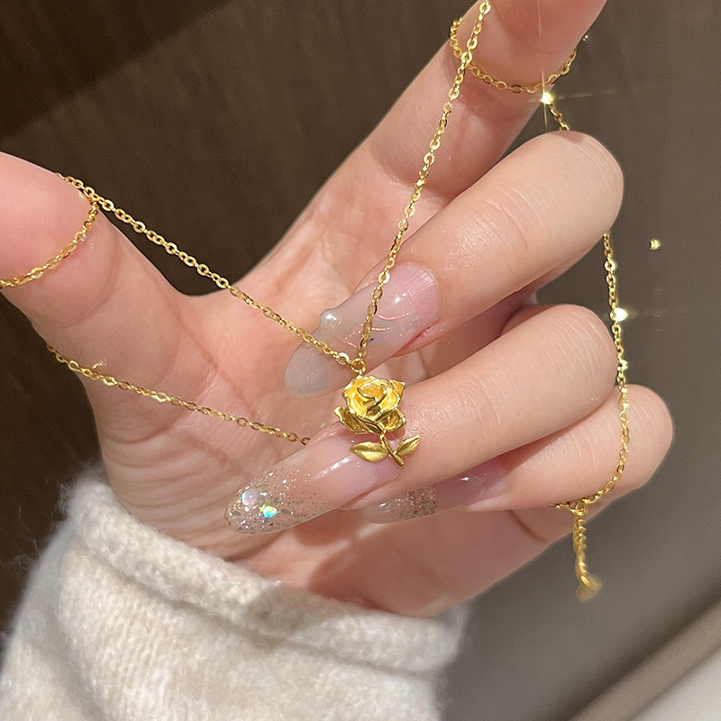 Best-Selling on Xiaohongshu: Golden Rose Necklace for Women, French-Style Affordable Luxury with a Refined Floral Pendant, Trendy Clavicle Chain