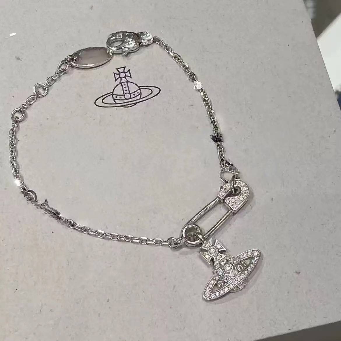 [Cabinet-Quality] Empress Dowager Cixi Saturn Brooch Bracelet – Simple, Classic, Versatile, and Perfect for Layering as a Paperclip‑Style Hand Accessory